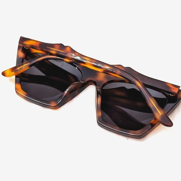 Illesteva Lisbon Sunglasses in Havana / Grey - Picture 7 of 11